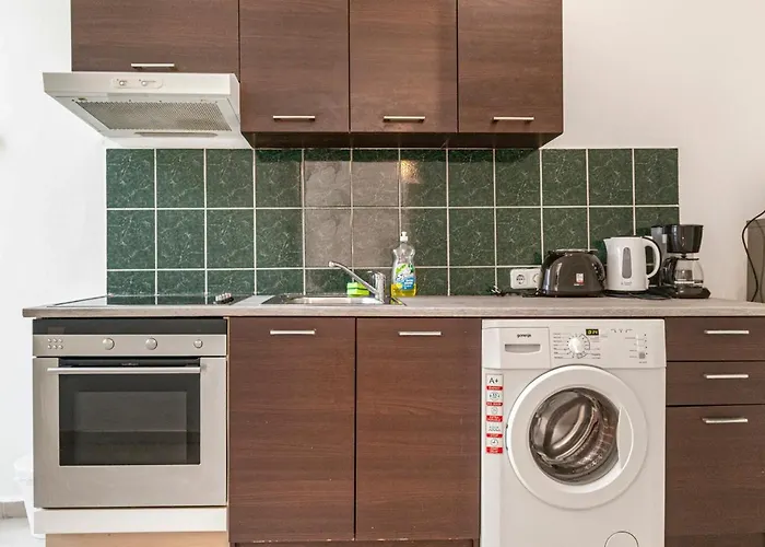 Budget & Friendly 1br Well Connected